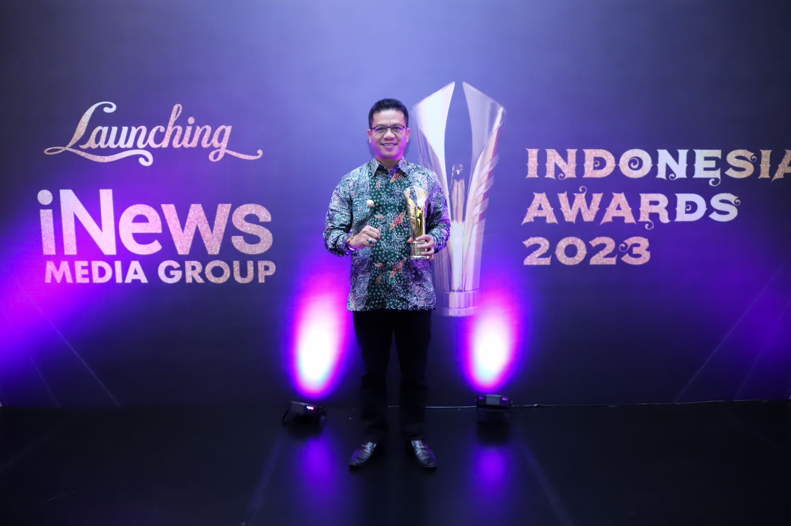 penghargaan-indonesia-award-2023-dalam-kategori-excellent-award-for-initiative-strategic-1